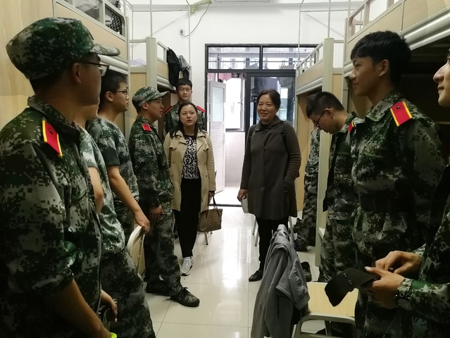 辅导员走访学生寝室，了解同学们军训情况