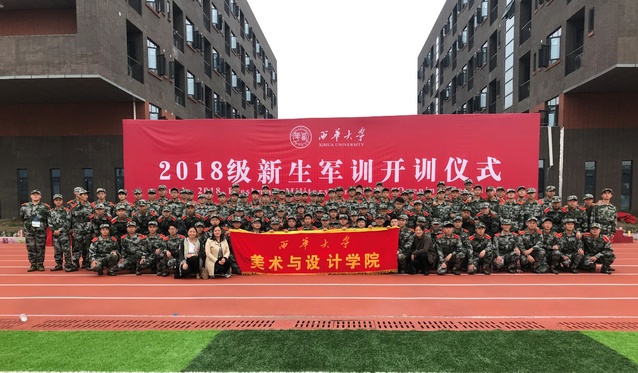 军训新生与辅导员老师合影