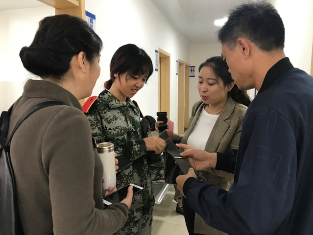 辅导员慰问军训中受伤同学