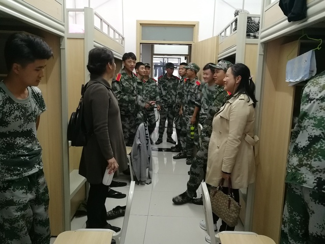 辅导员走访学生寝室，与同学们交谈