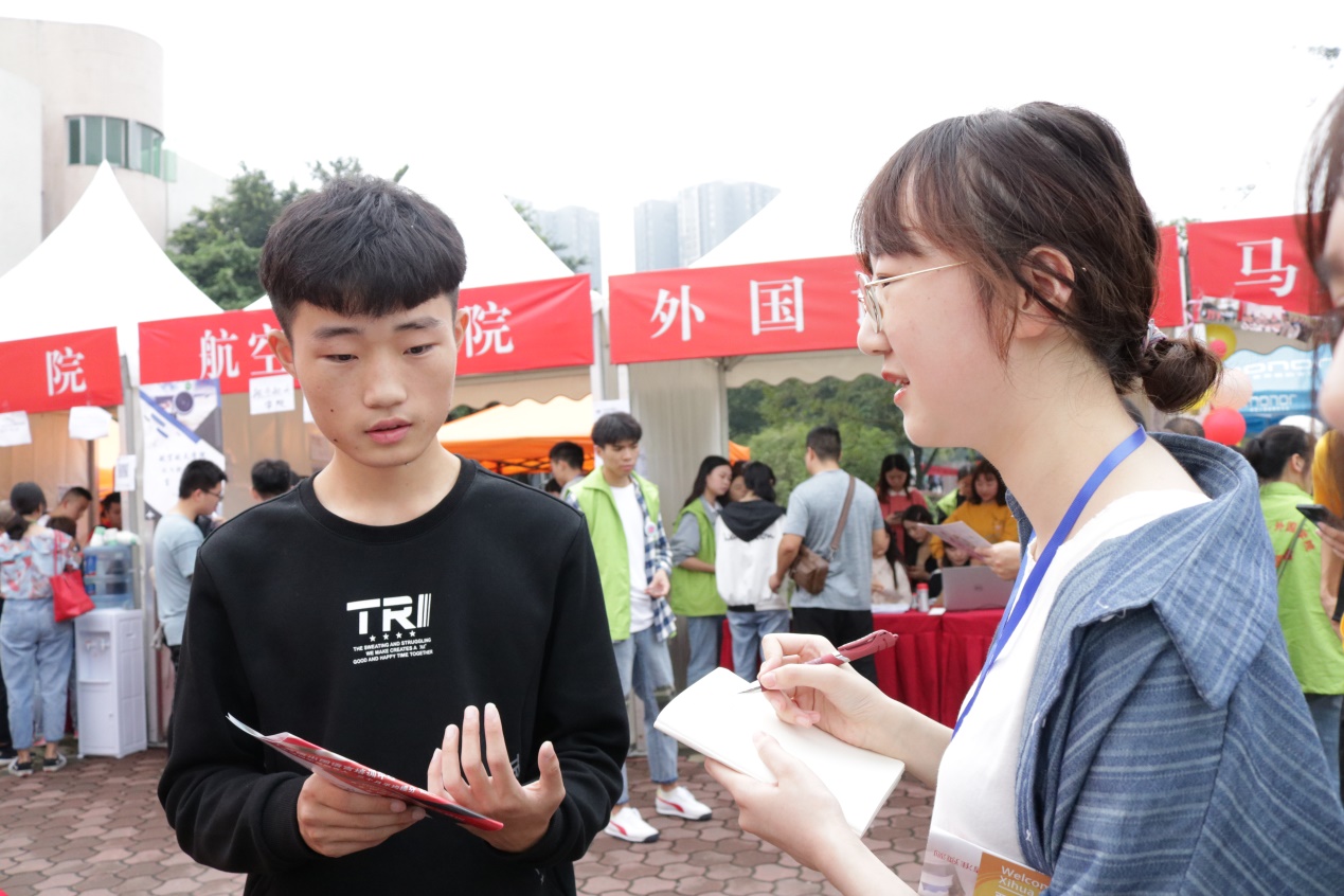 理学院新生李雨昊(左)