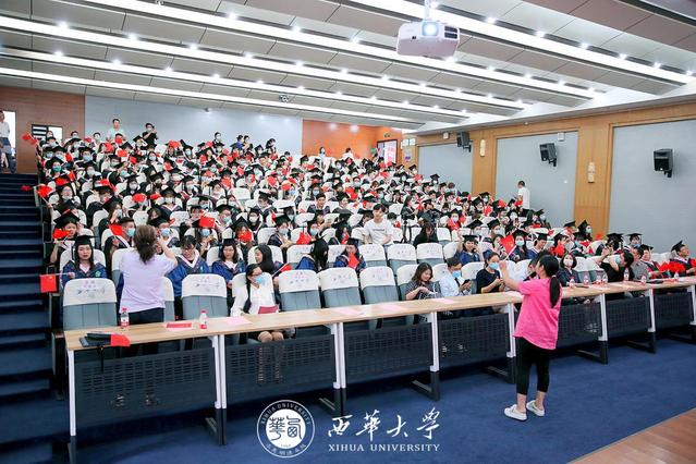 程燕老师带领师生们共唱《我和我的祖国》