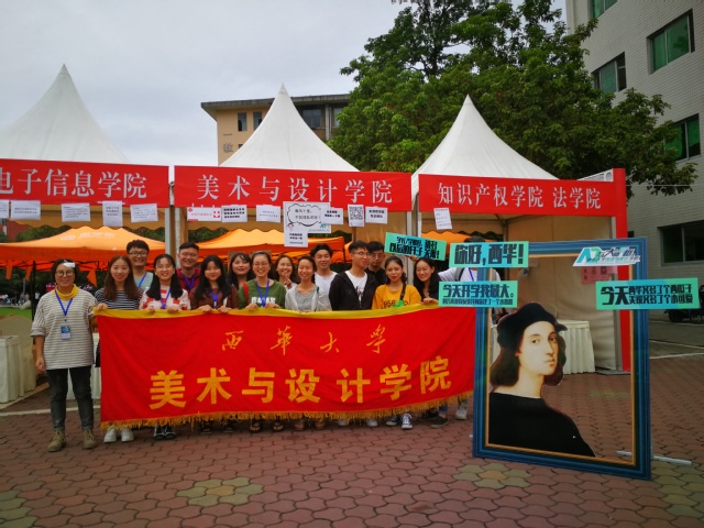 迎新工作人员合影留念