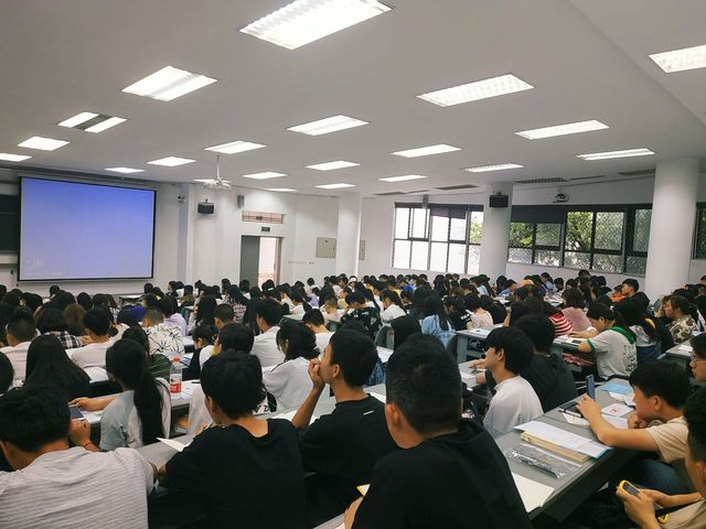 新生心理健康教育进行中