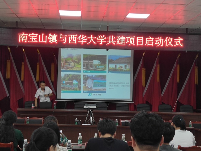 李绍军介绍墙绘项目情况
