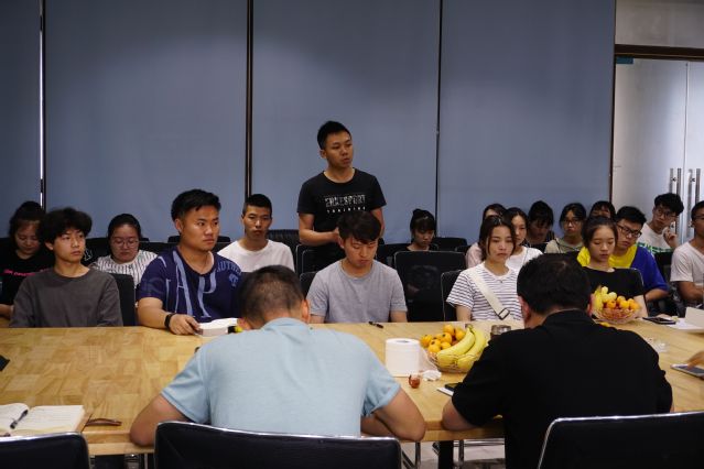 毕业生代表积极发言3 毕业生代表积极发言3
