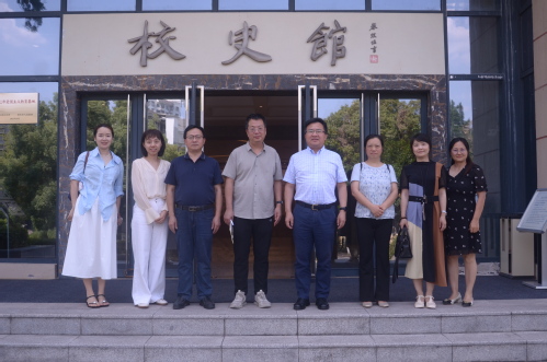 图 1 在重庆大学档案馆调研交流