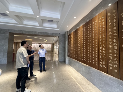图 2 在西南大学档案馆调研交流