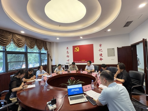 图 3 参观西南大学校史馆（左起：马法尧、郑劲松、吴艳东）