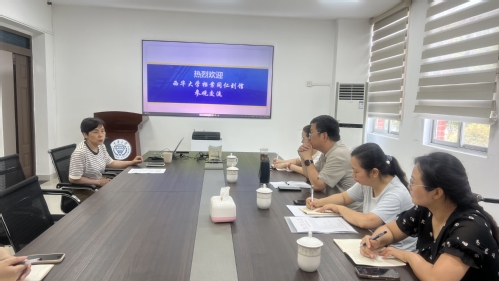 图 4  在西南大学校史馆前合影