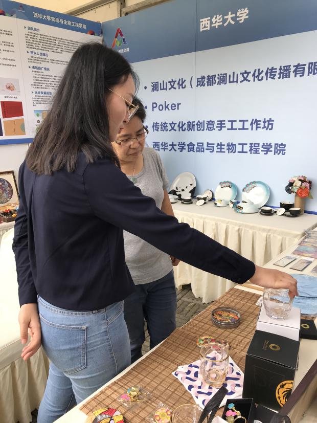 活动领导、同行莅临展位参观、指导 活动领导、同行莅临展位参观、指导