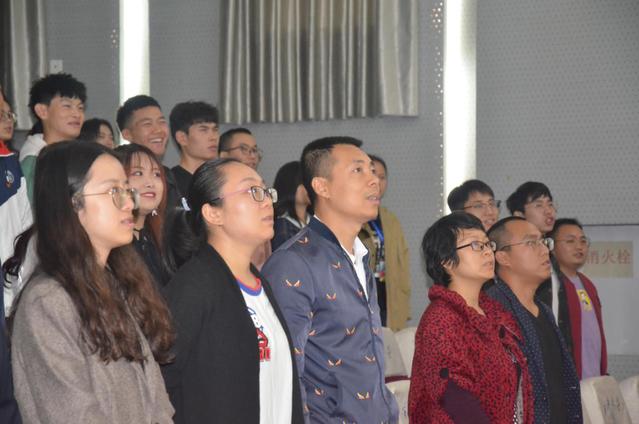 全体参会师生奏唱国歌 全体参会师生奏唱国歌