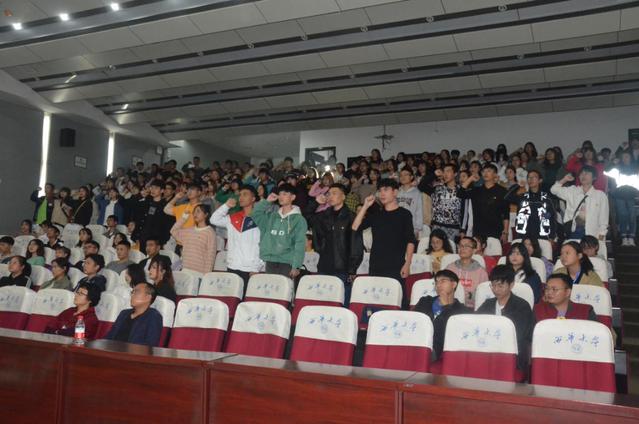 新一届团委学生会全体干部宣誓 新一届团委学生会全体干部宣誓