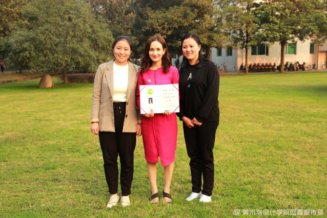 为万雪老师颁发西华大学创新创业导师证书