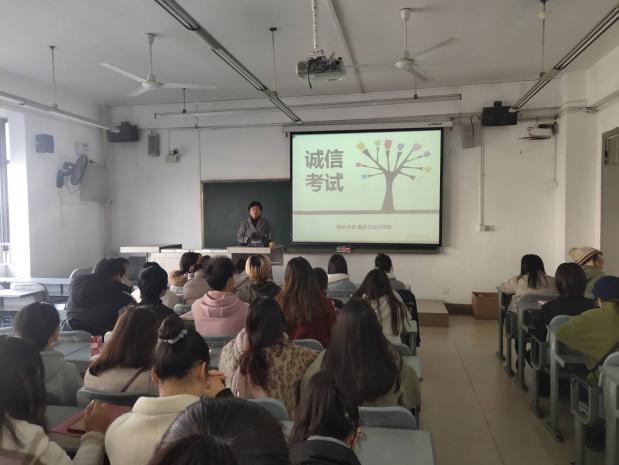辅导员朱瑾开展主题班会