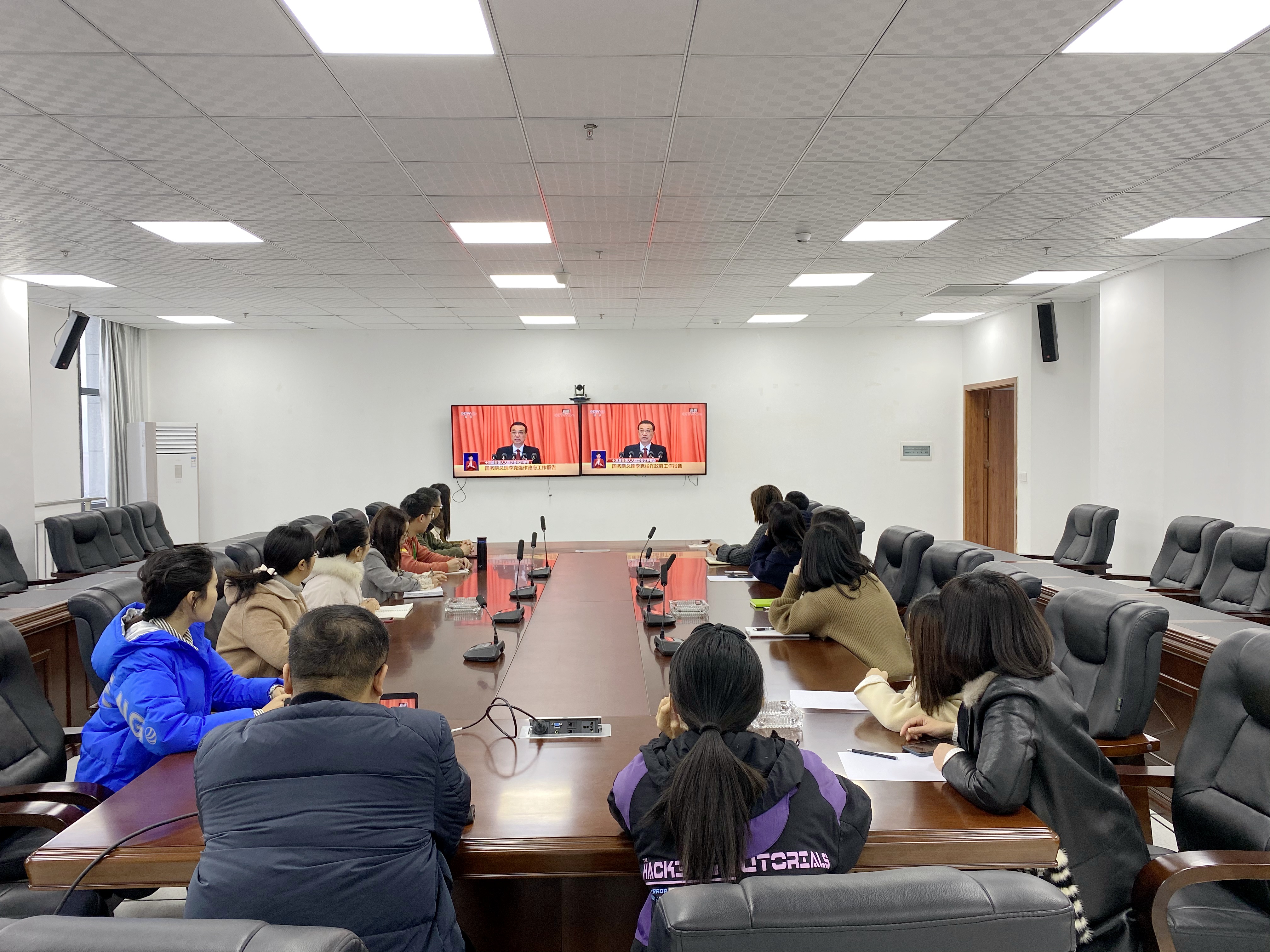 西华大学师生观看两会7.jpg