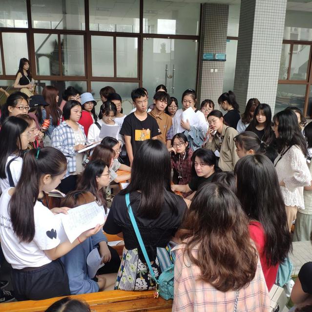 视觉传达设计系主任周红明做专业咨询