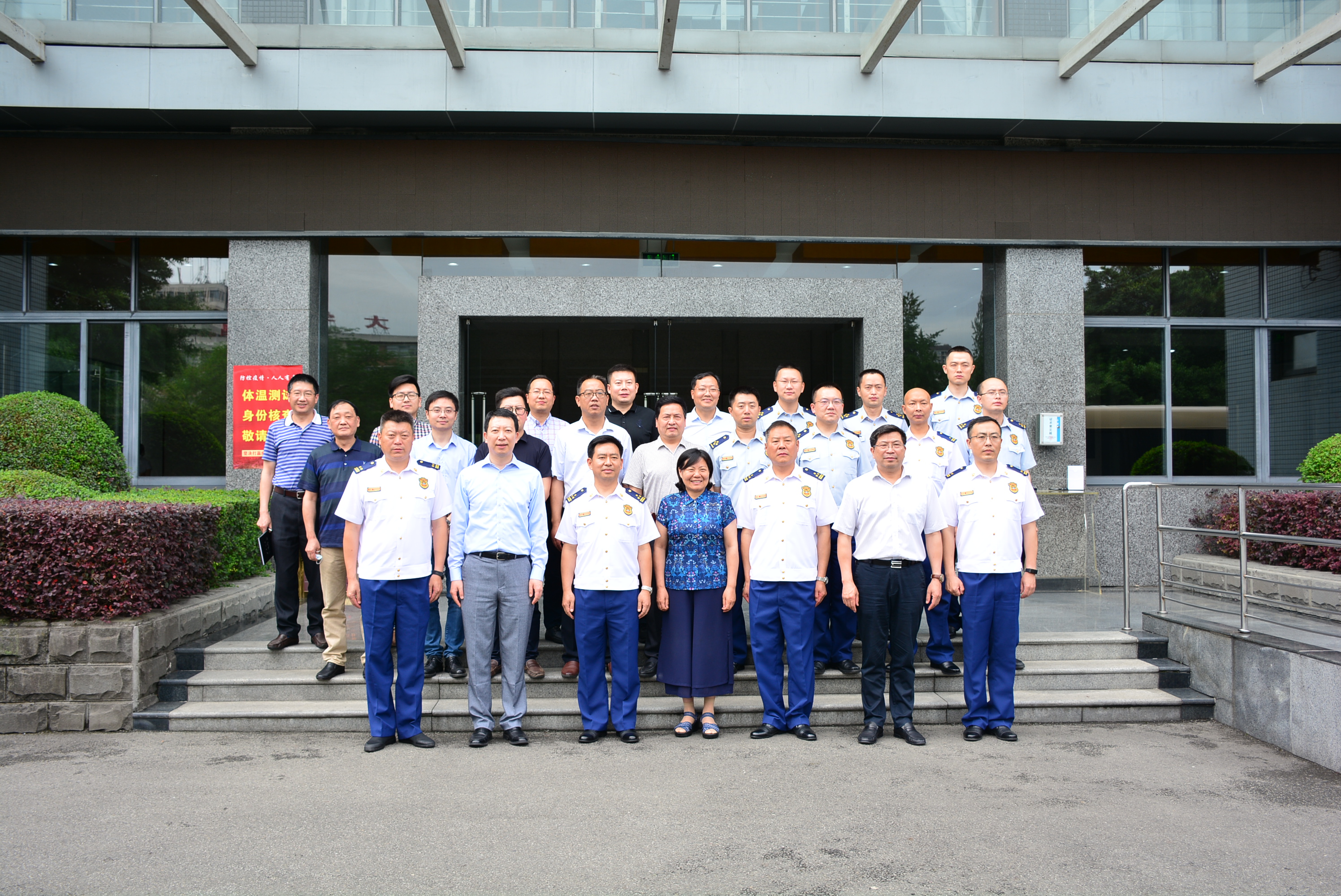 随后,成都市消防救援支队党委副书记,支队长喻平文,西华大学副校长王