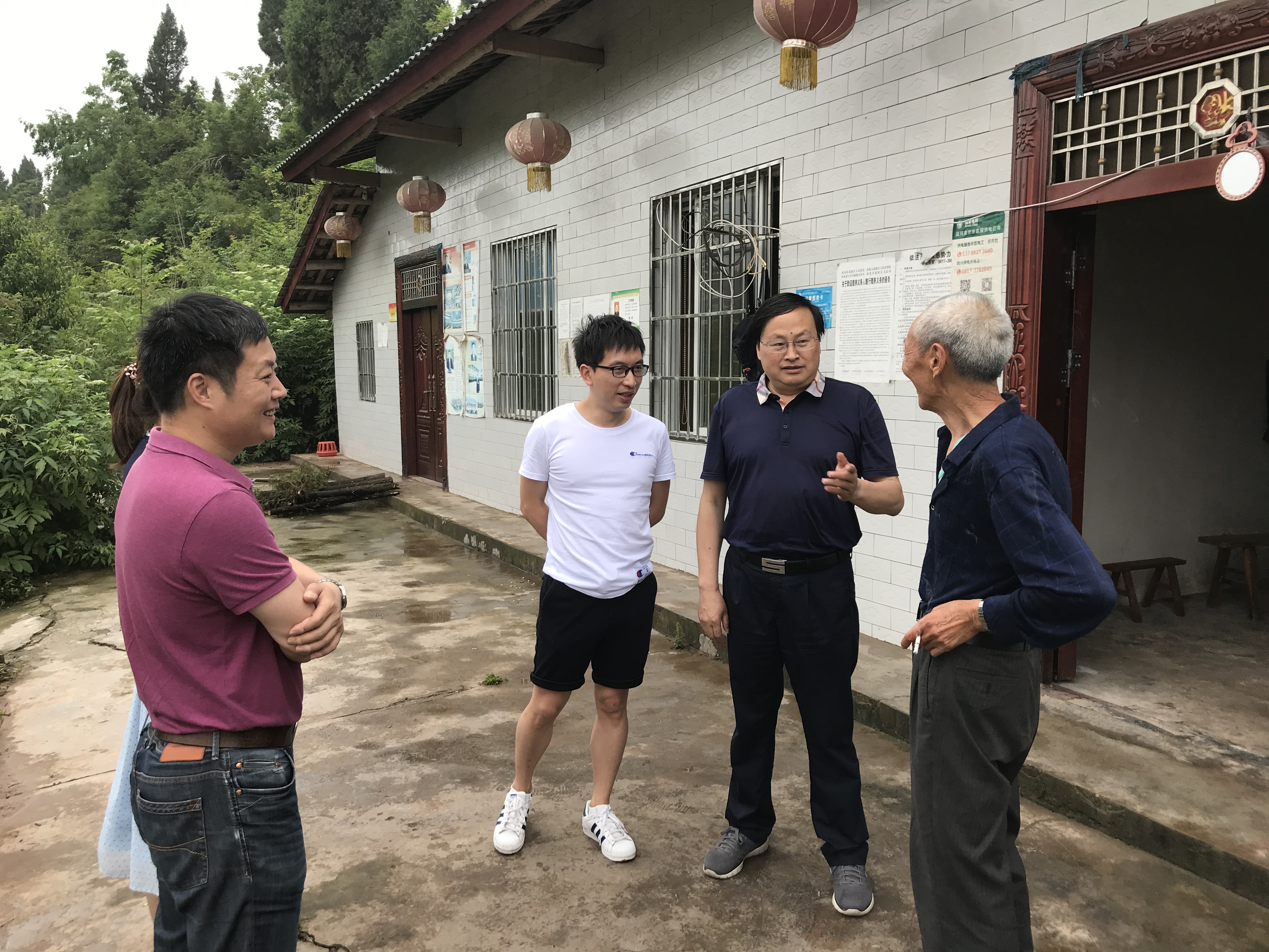 校领导赴南充市嘉陵区石楼乡袁家店村走访慰问贫困户