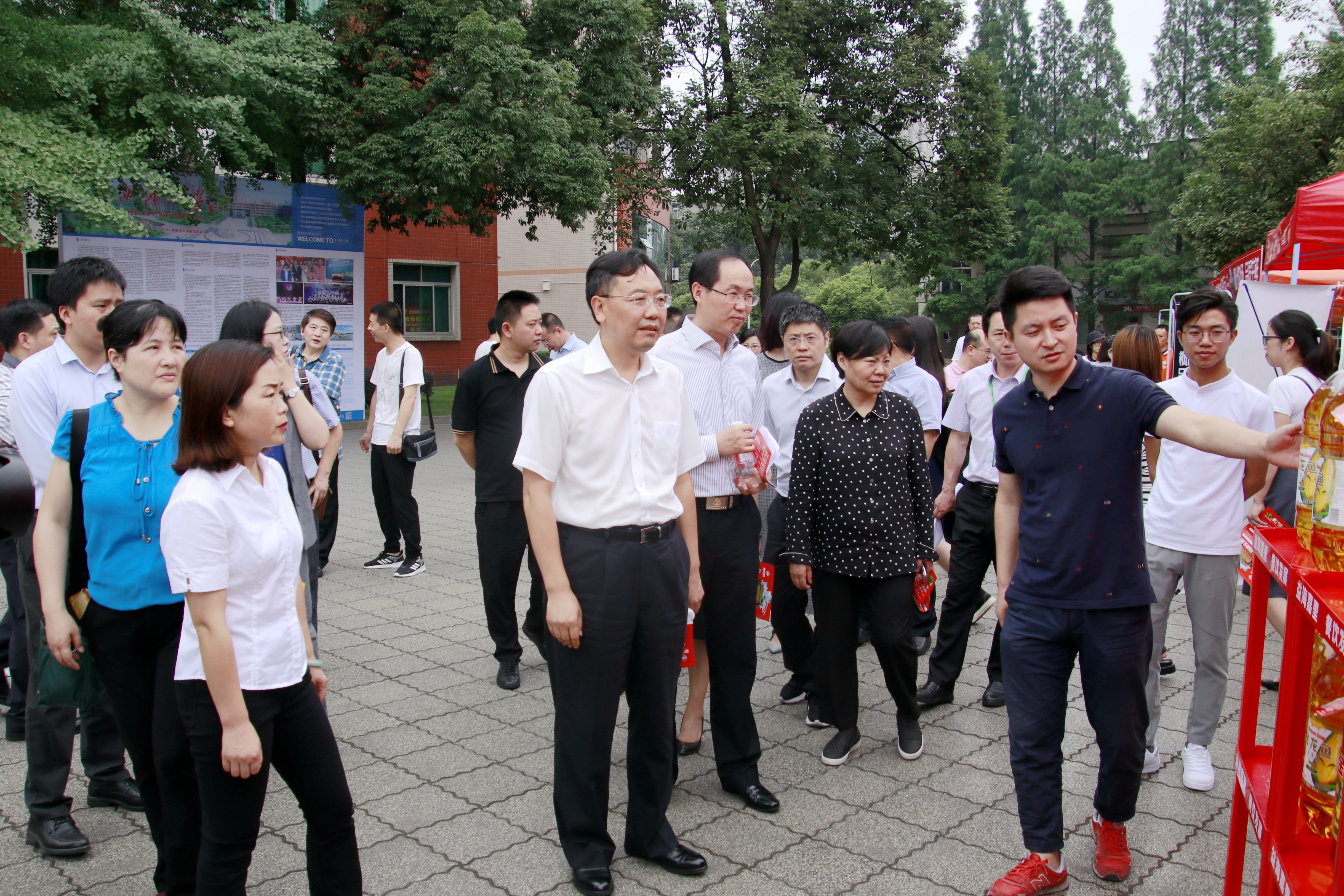 党组成员,副厅长张澜涛,四川省市场监督管理局党组成员,副局长周传军