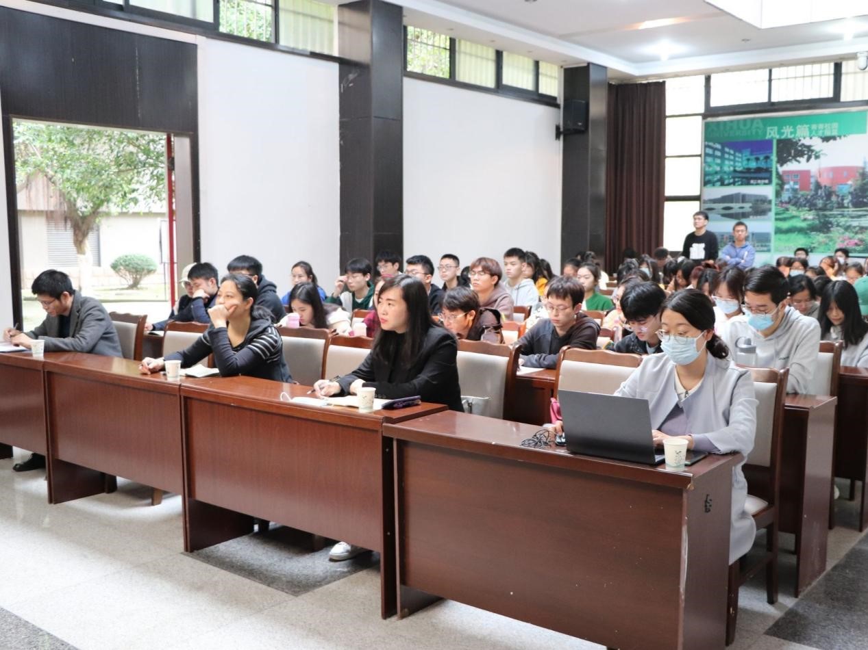 法学与社会学学院举办“社会治理能力现代化背景下的中国社会工作”学术讲座