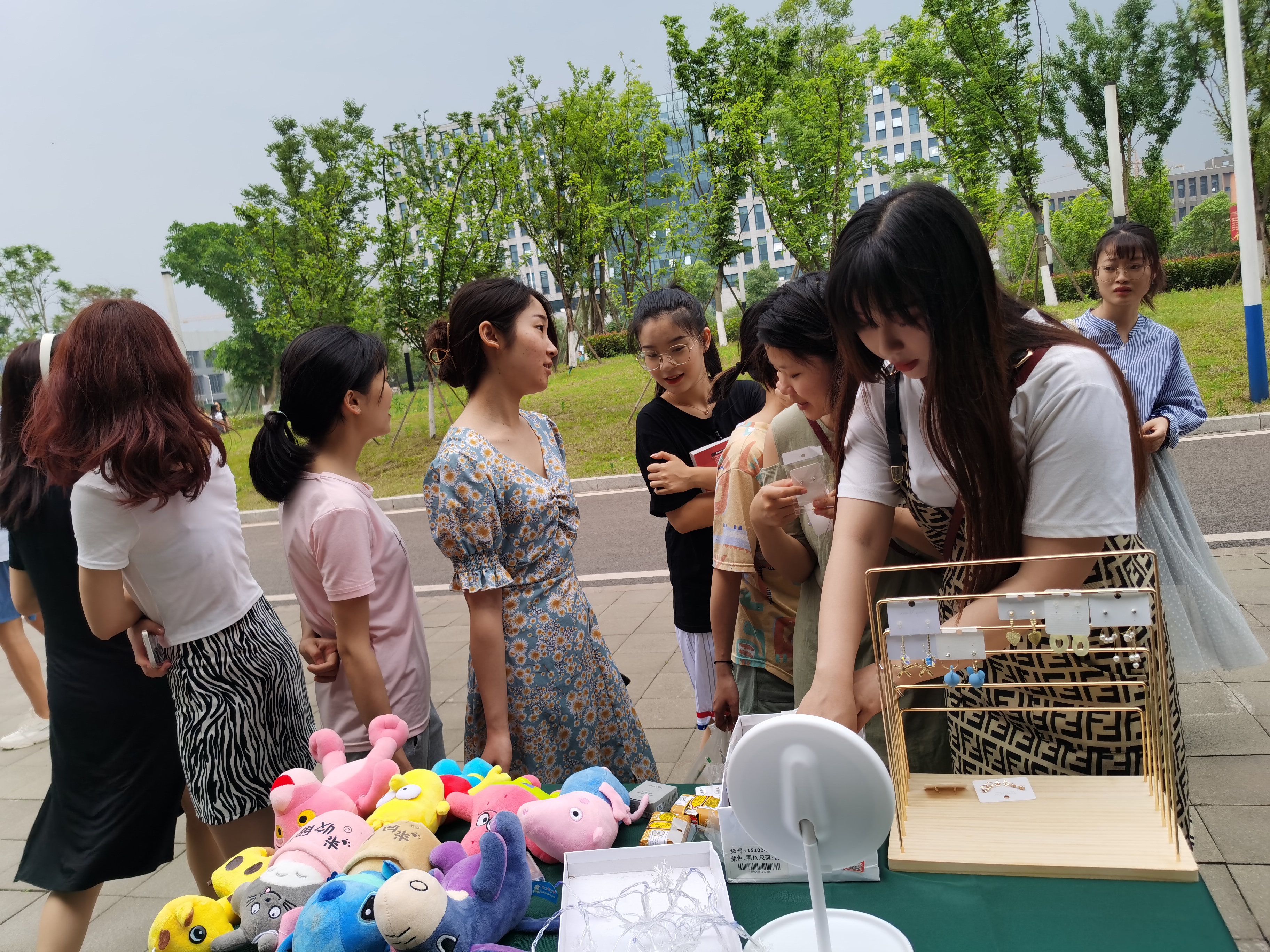 【毕业季】宜宾校区举办毕业季跳蚤市场活动