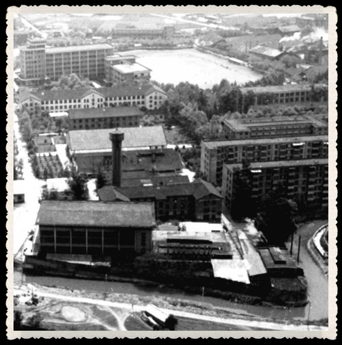 1983年校园一角俯视图，从右上至下依次为：第二教学楼、办公楼（“白宫”）、老办公楼、大礼堂、食堂盥洗室、水塔、老员工宿舍、学生一食堂兼图书馆