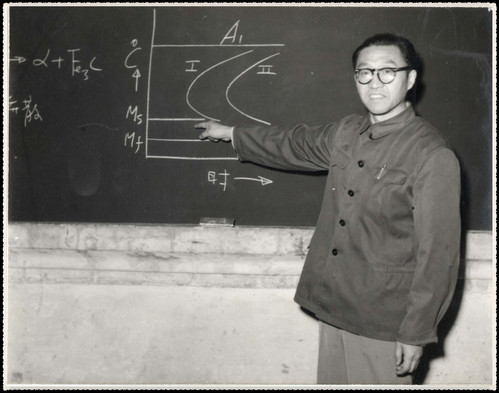 1981年薛兆栋老师在教授金相学